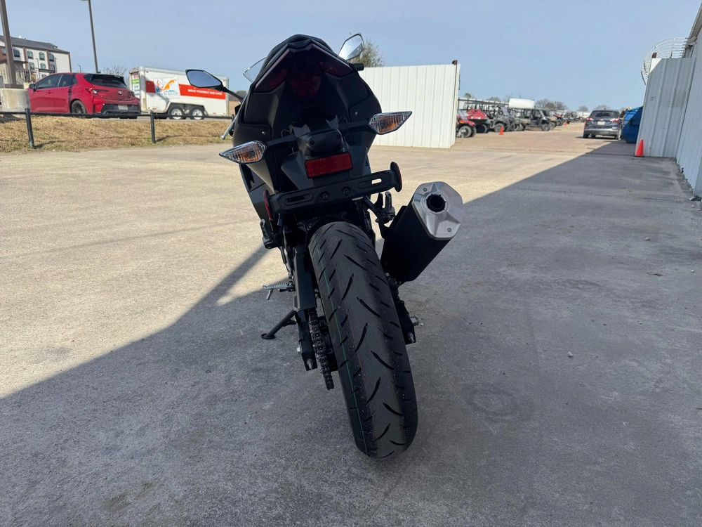 2026 Kawasaki Ninja 500 Base alt