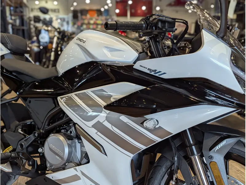 2026 CFMOTO 300SS // Nebula White thumbnail 7