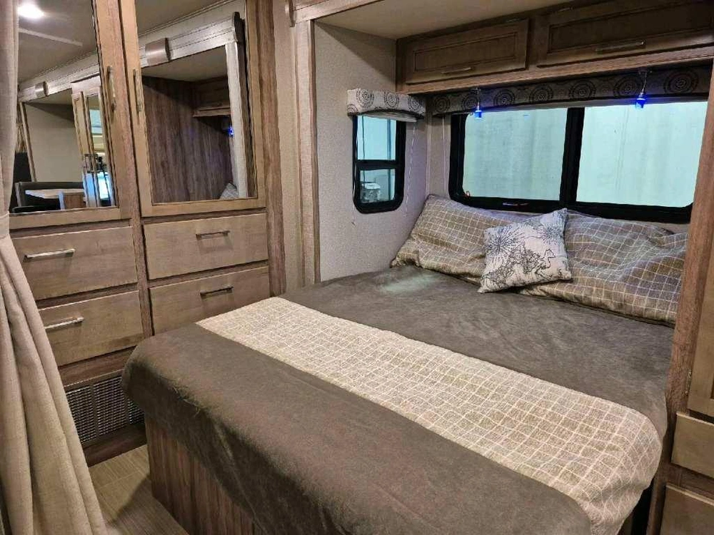 Entegra Coach Odyssey 24b 2020 alt