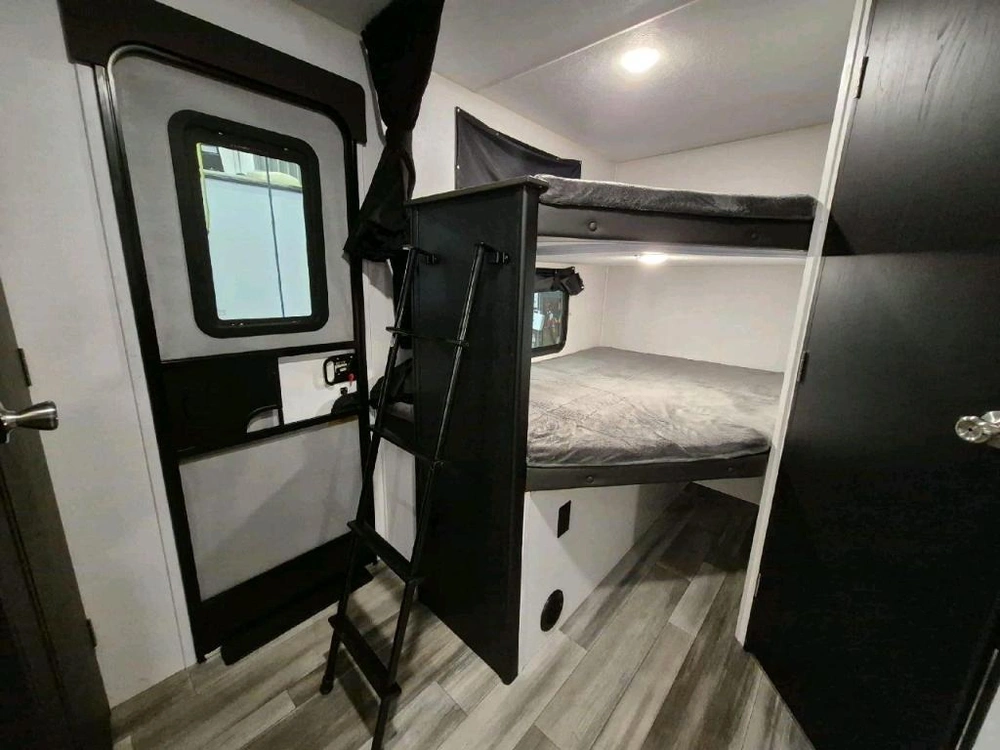 Coachmen Freedom Express 287bhds 2022 alt