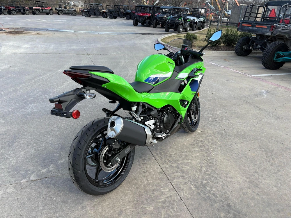 2026 Kawasaki Ninja 500 Base alt