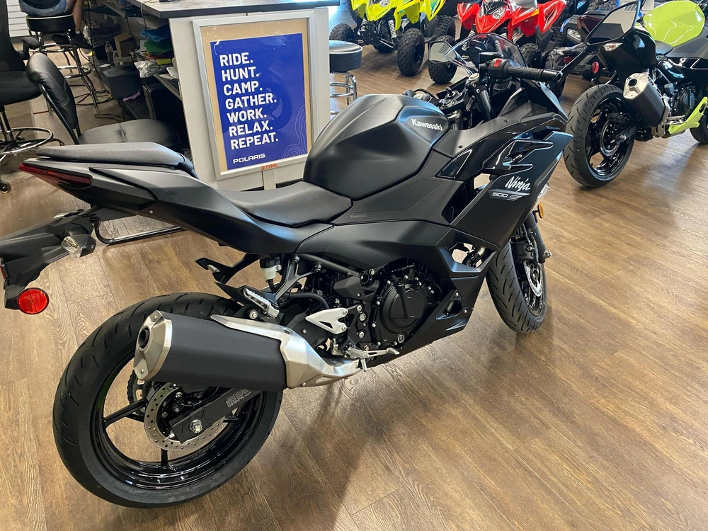 2026 Kawasaki Ninja 500 Base alt