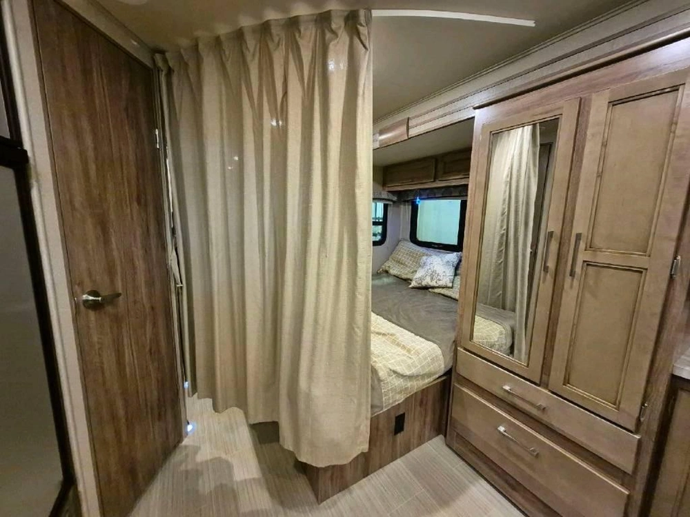 Entegra Coach Odyssey 24b 2020 alt