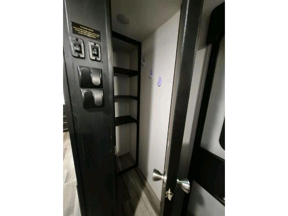 Coachmen Freedom Express 287bhds 2022 alt