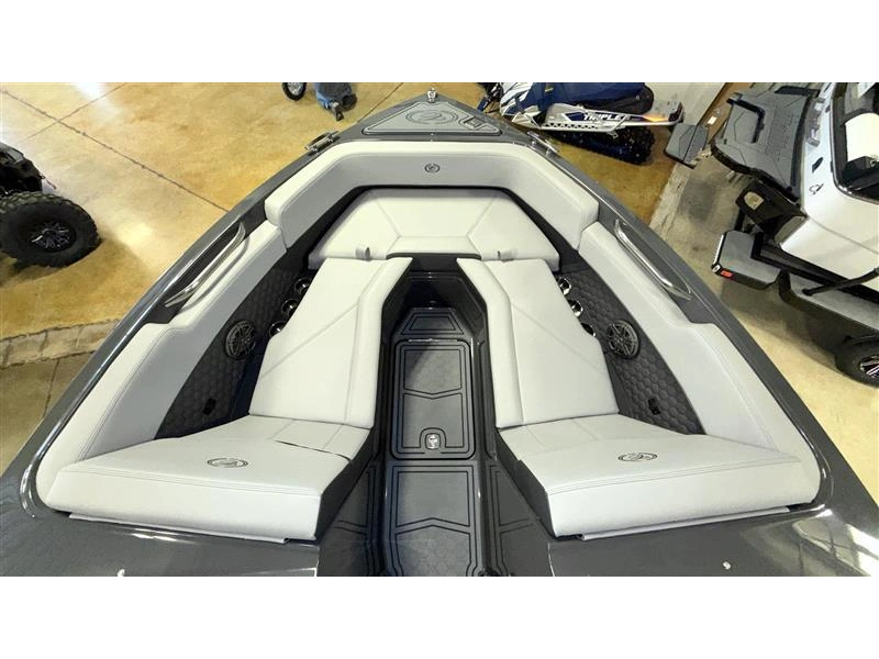 2026 Cobalt Boats R4 Surf alt