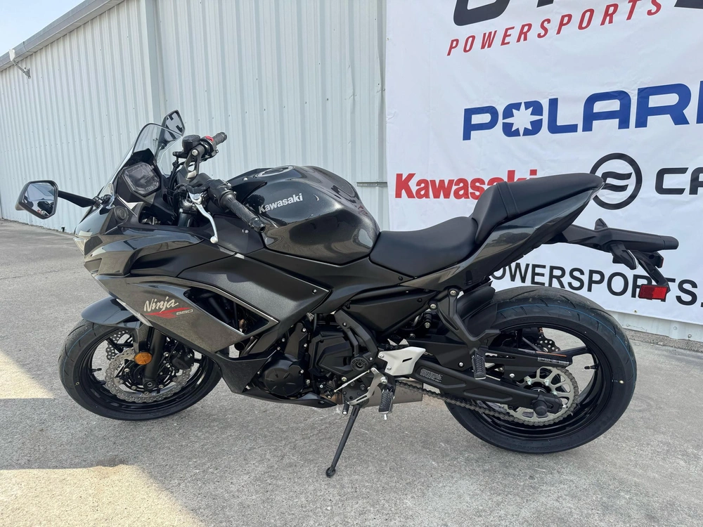 2026 Kawasaki Ninja® 650 Base Base alt