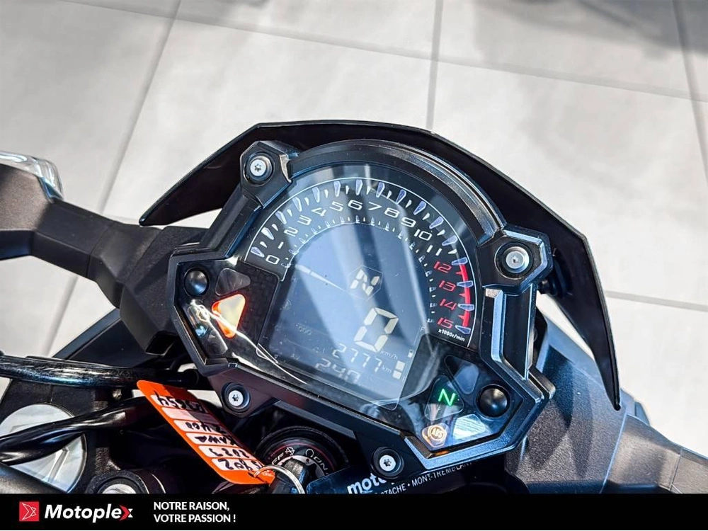 2023 Kawasaki Z400 alt