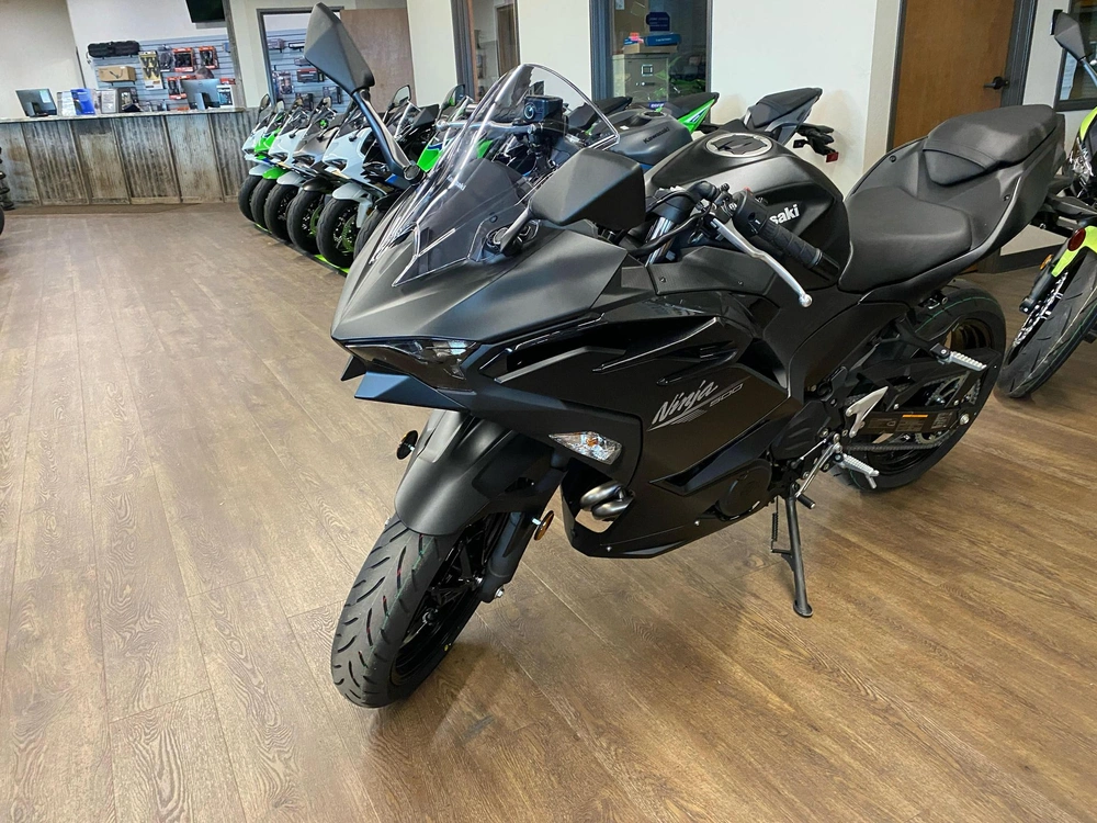 2026 Kawasaki Ninja 500 Base alt