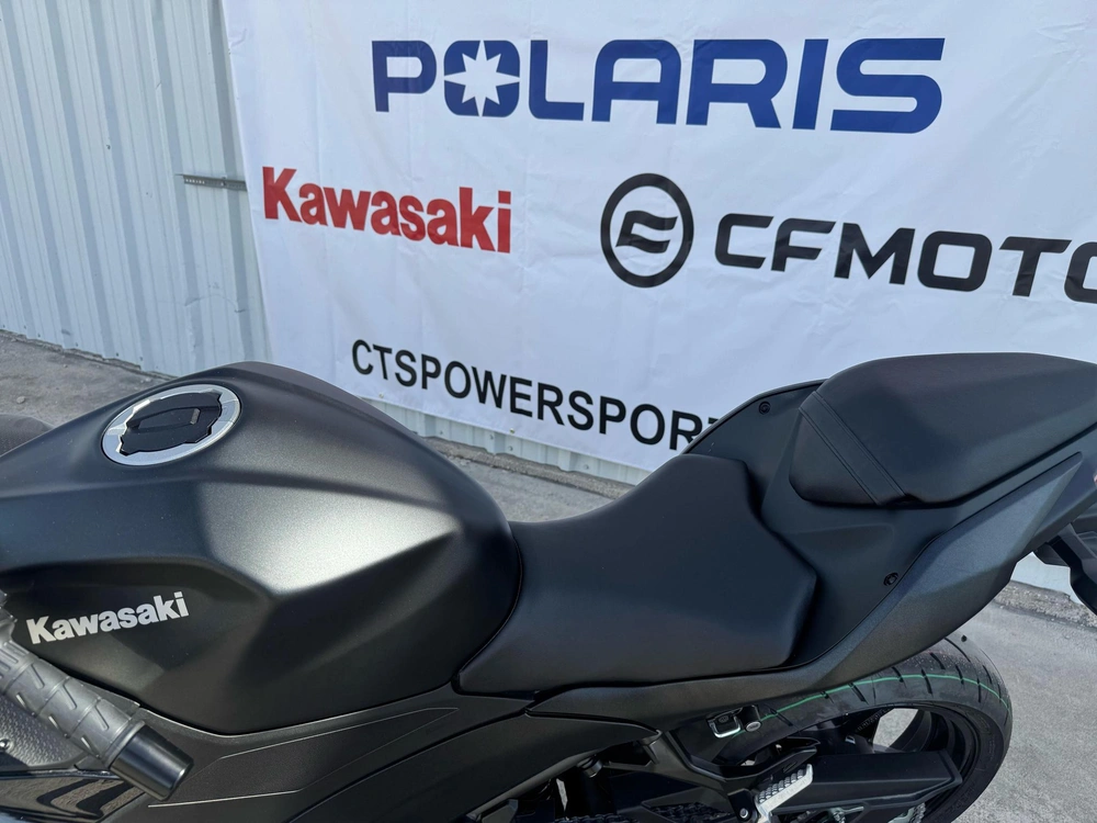 2026 Kawasaki Ninja 500 Base alt