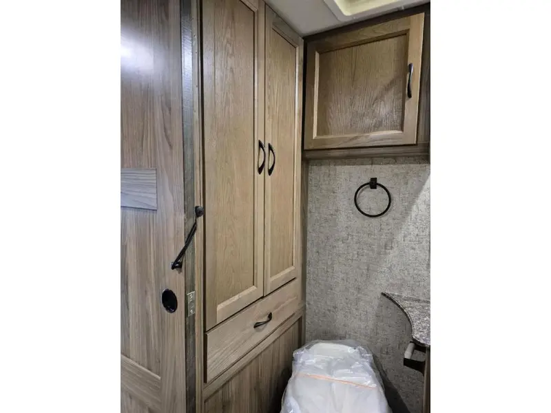 2018 Coachmen Freelander 28BH thumbnail 26
