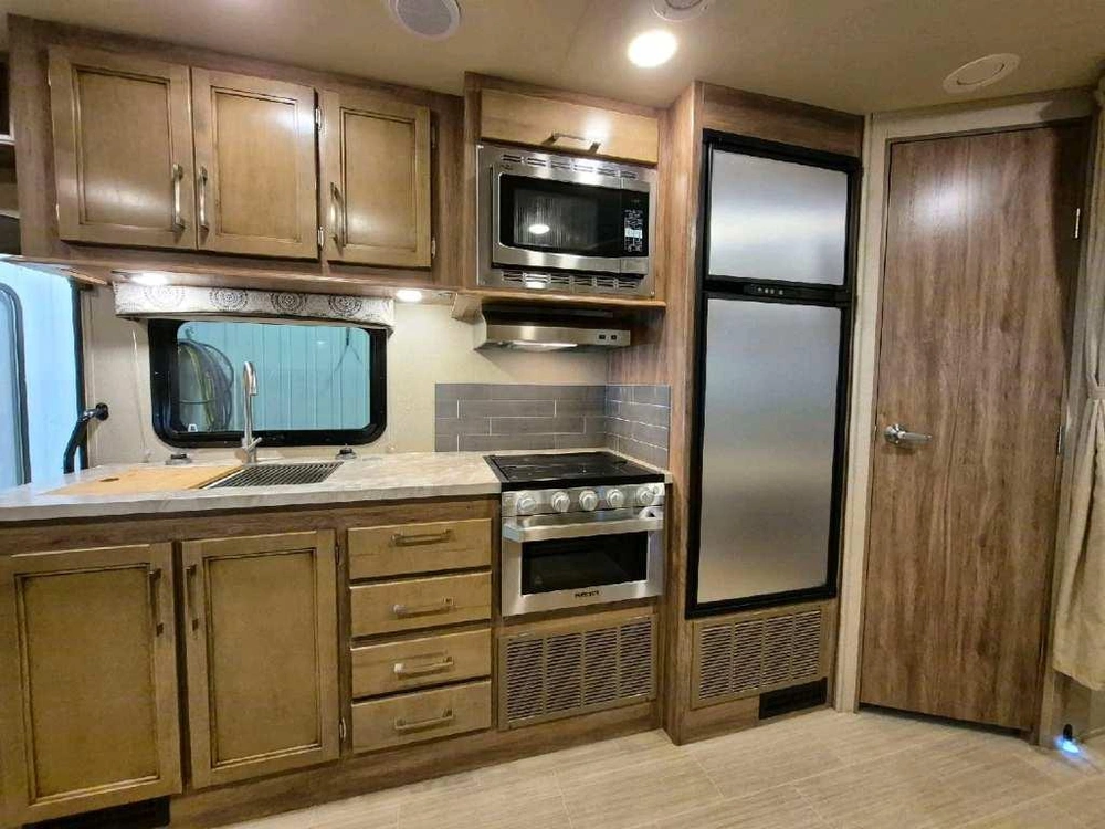 Entegra Coach Odyssey 24b 2020 alt