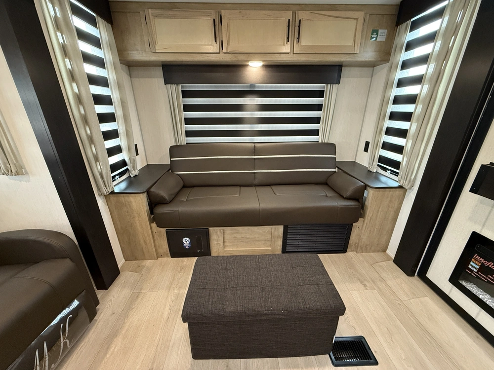 Cherokee 273xlk Wolf Den 2026 alt