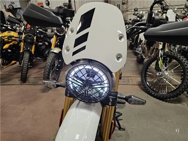 2026 Triumph Scrambler 400 Xc alt