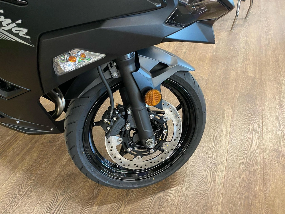 2026 Kawasaki Ninja 500 Base alt
