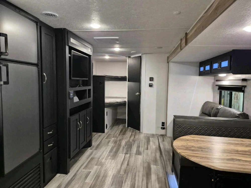 Coachmen Freedom Express 287bhds 2022 alt