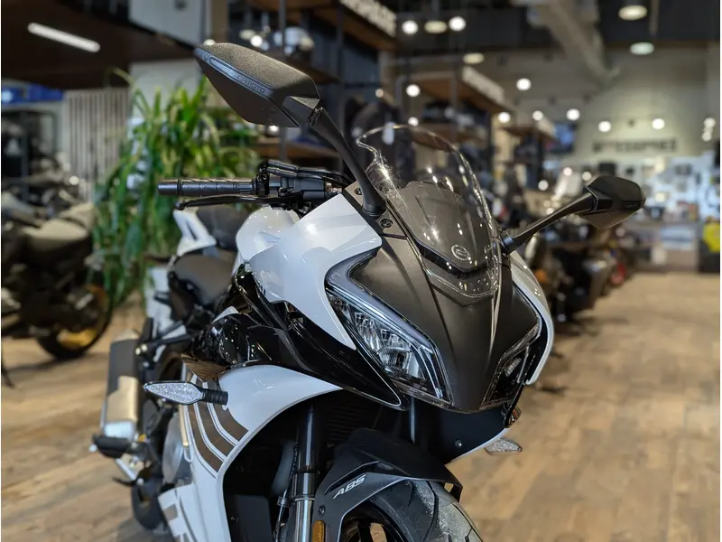 2026 CFMOTO 300SS // Nebula White thumbnail 3