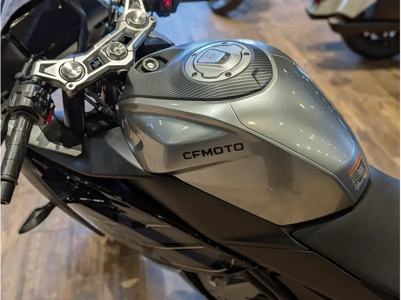 2026 CFMOTO 300SS // Nebula Black thumbnail 9