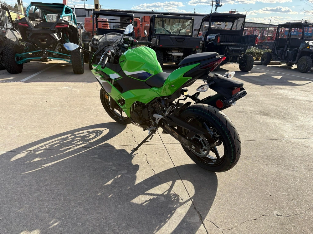 2026 Kawasaki Ninja 500 Base alt