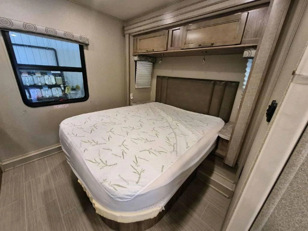 Entegra Coach Odyssey 29v 2020 alt