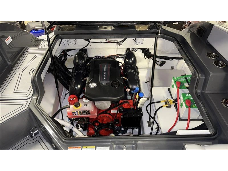 2026 Cobalt Boats R4 Surf alt