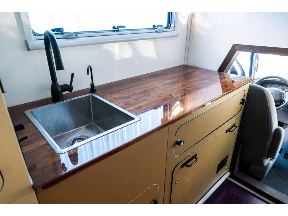 Ford E450 Paralander 2006 alt