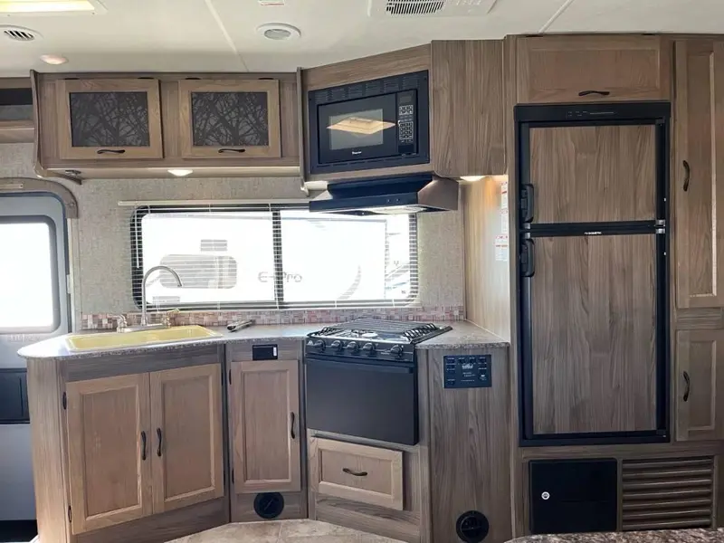 2018 Coachmen Freelander 28BH thumbnail 14