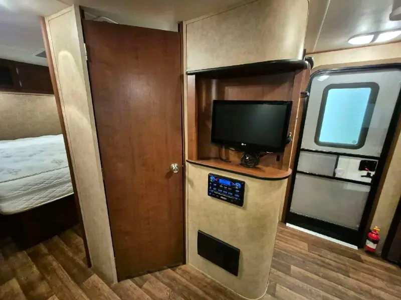 2015 Kodiak 300BSHL thumbnail 18