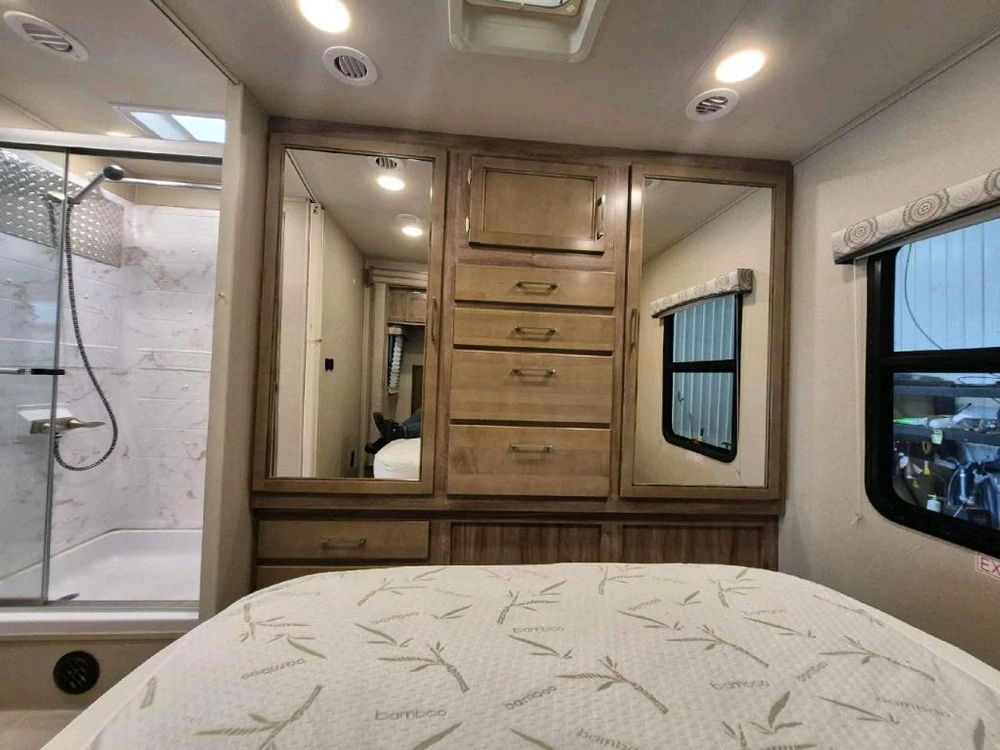 Entegra Coach Odyssey 29v 2020 alt