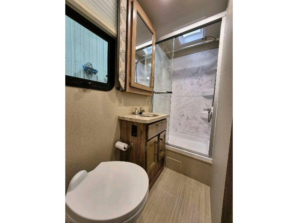 Entegra Coach Odyssey 24b 2020 alt