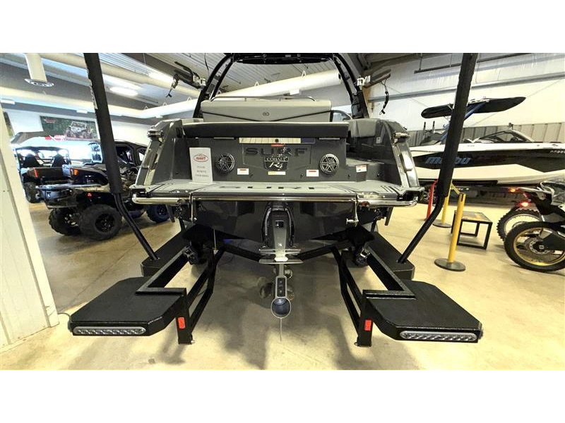 2026 Cobalt Boats R4 Surf alt