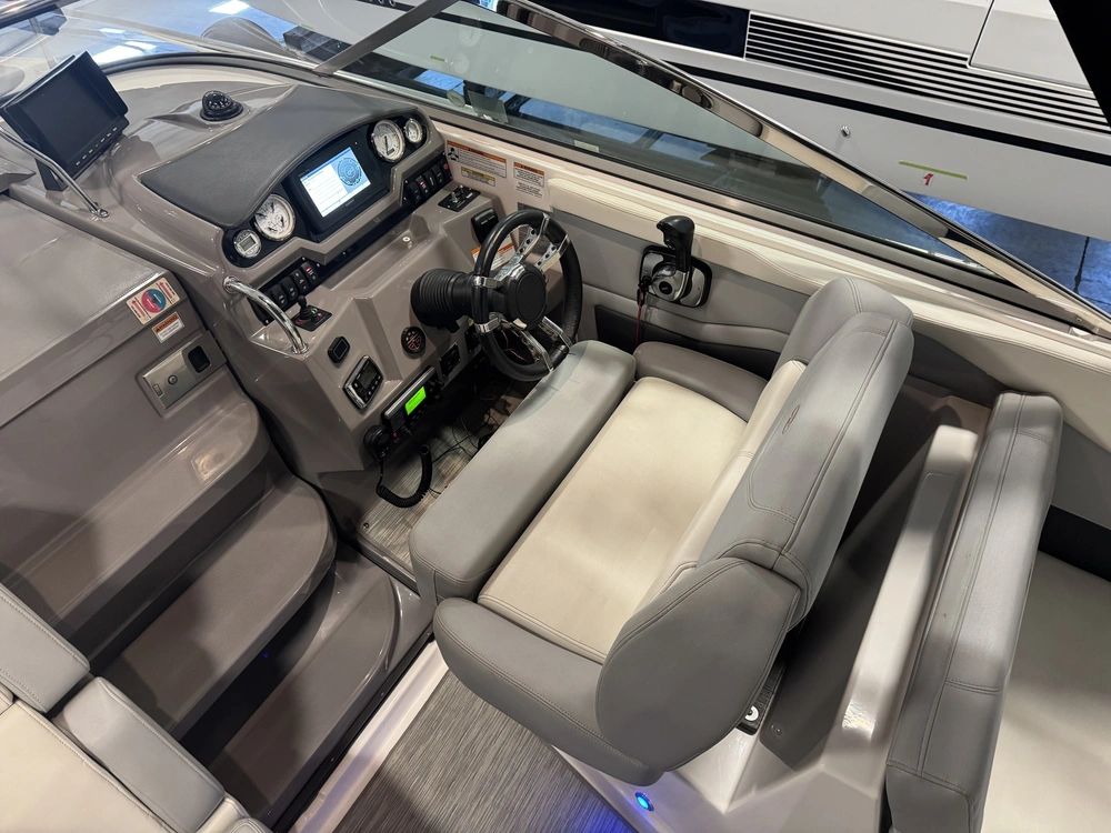 2015 Regal 28 Express alt