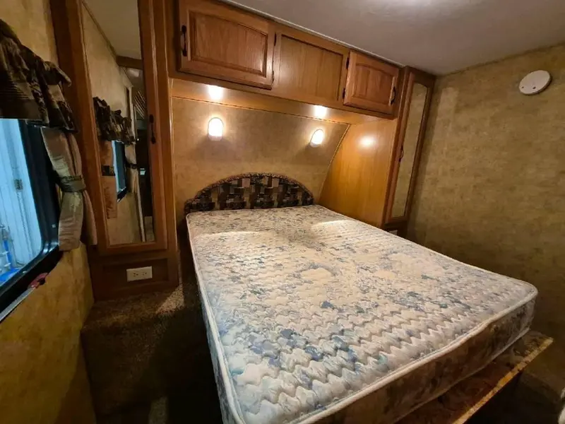 2010 Keystone RV Laredo 29BHS thumbnail 17