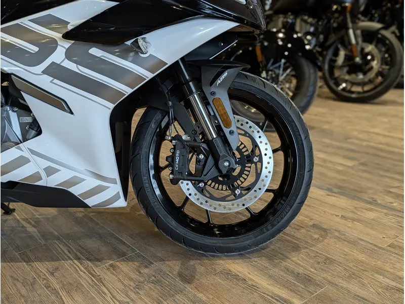 2026 CFMOTO 300SS // Nebula White thumbnail 4