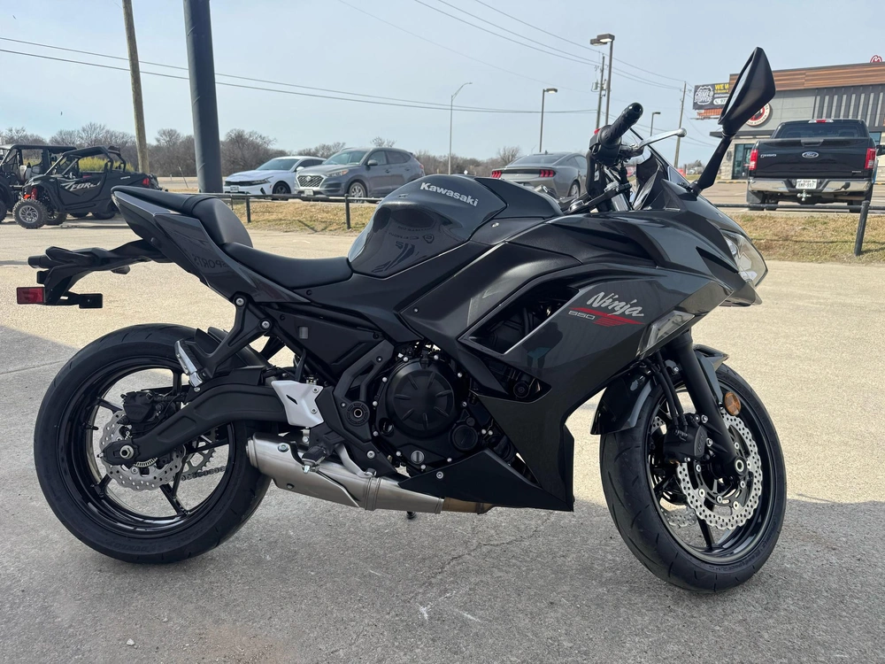 2026 Kawasaki Ninja® 650 Base Base alt