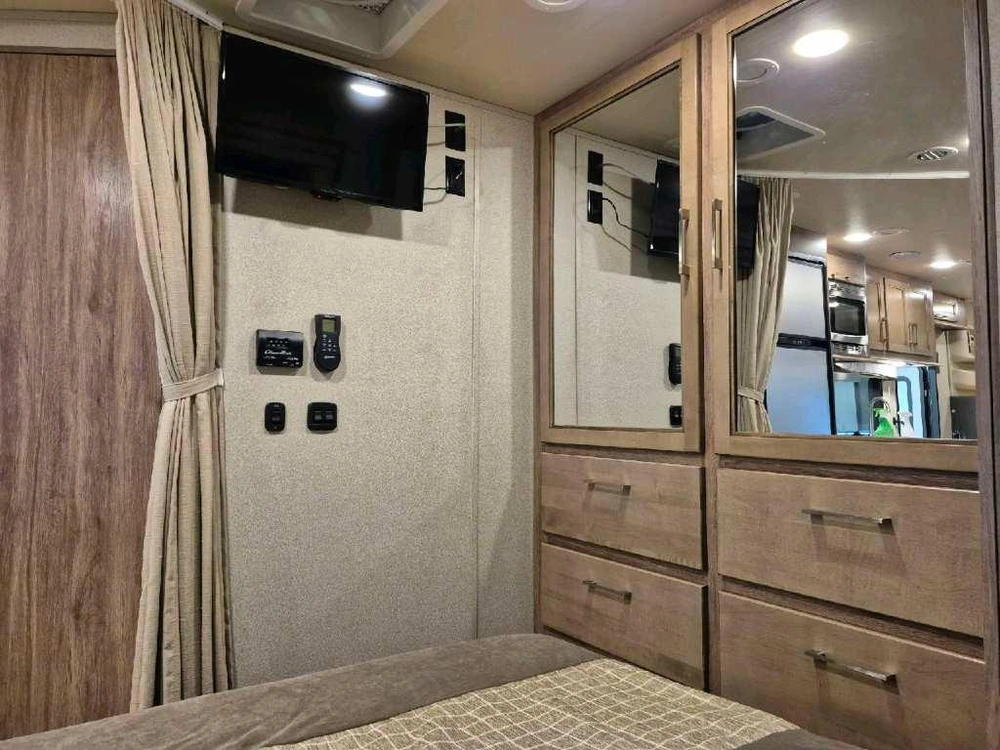 Entegra Coach Odyssey 24b 2020 alt