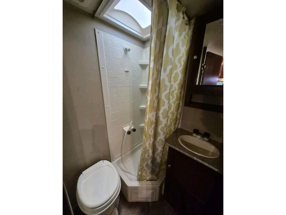 Dutchmen Kodiak Express 172e Hybride 2015 alt