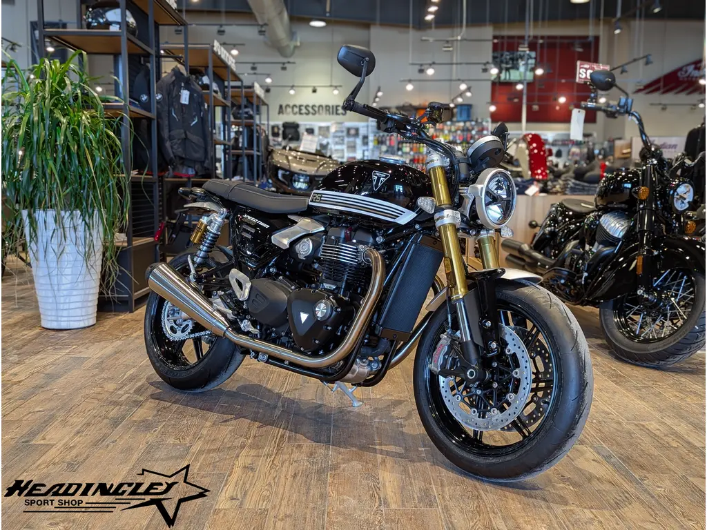 2026 Triumph Speed Twin 1200 RS // Sapphire Black 