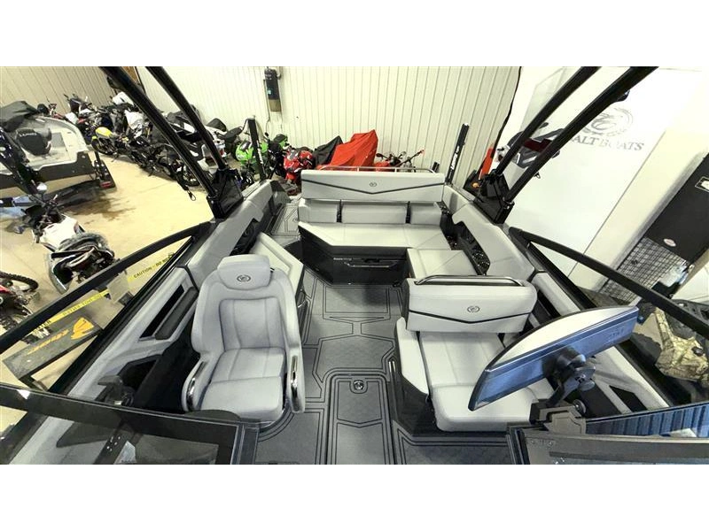 2026 Cobalt Boats R4 Surf alt