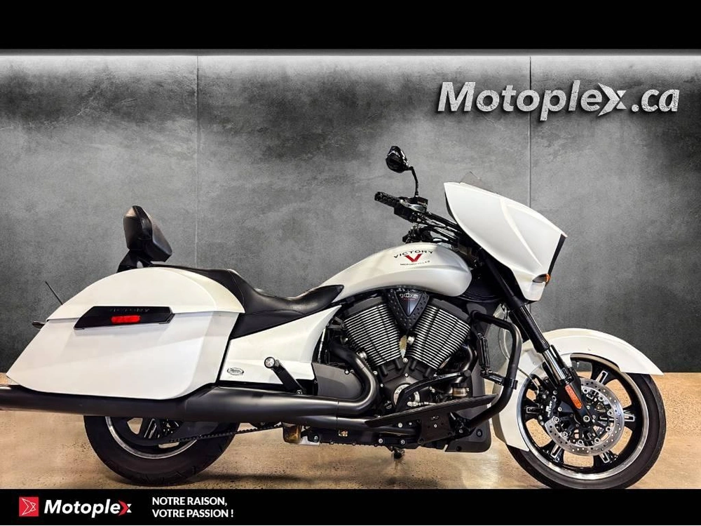Victory Motorcycles Cross Country 2016 alt