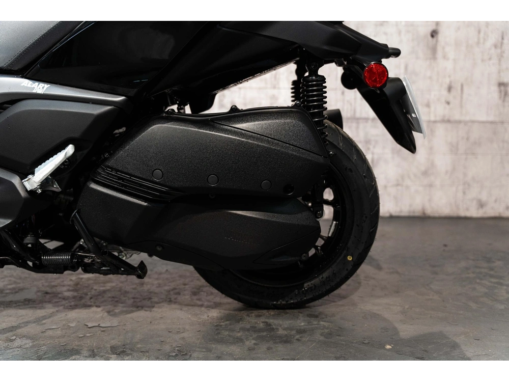 2025 Yamaha Xmax alt
