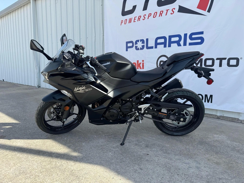 2026 Kawasaki Ninja 500 Base alt