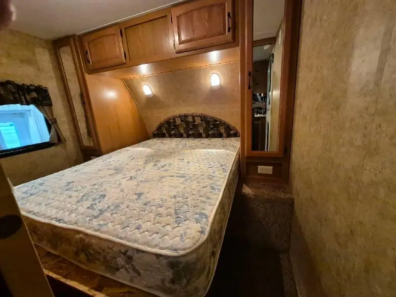 2010 Keystone RV Laredo 29BHS thumbnail 18