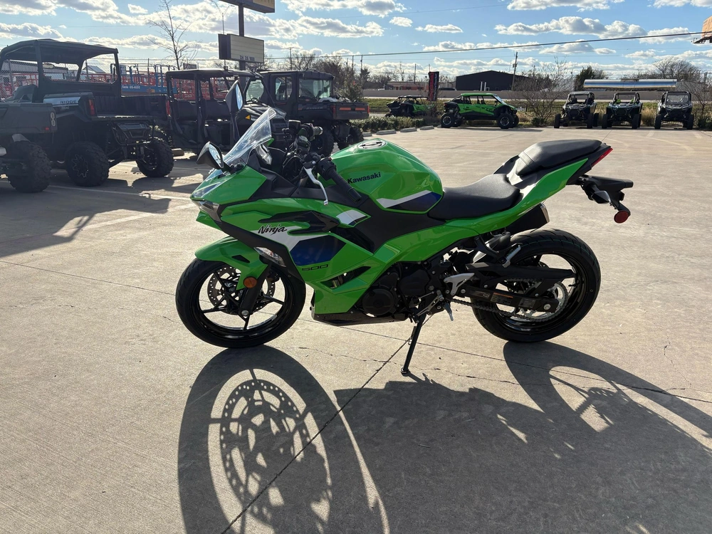 2026 Kawasaki Ninja 500 Base alt