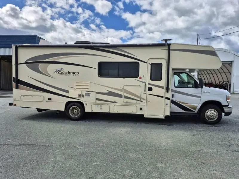 2018 Coachmen Freelander 28BH thumbnail 5