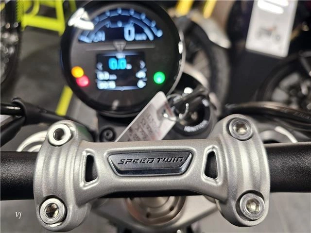 2025 Triumph Speed Twin 1200 Rs alt