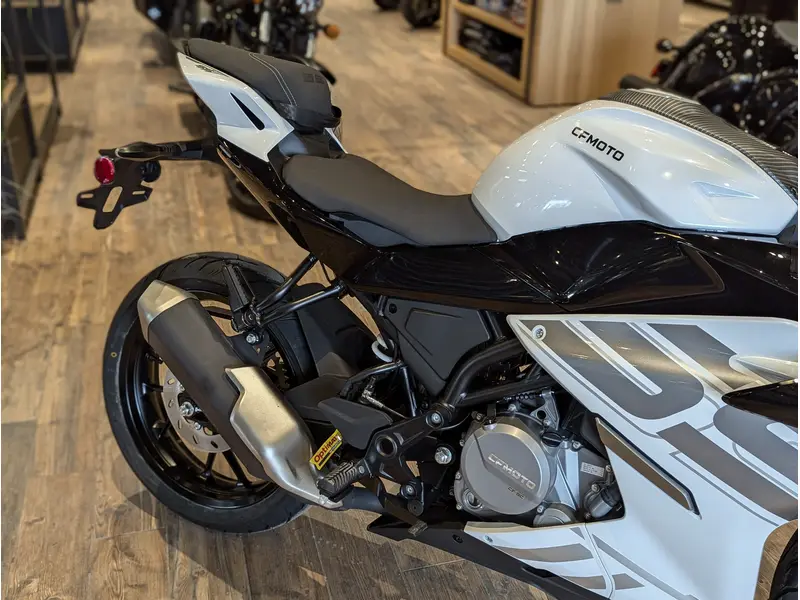 2026 CFMOTO 300SS // Nebula White thumbnail 10