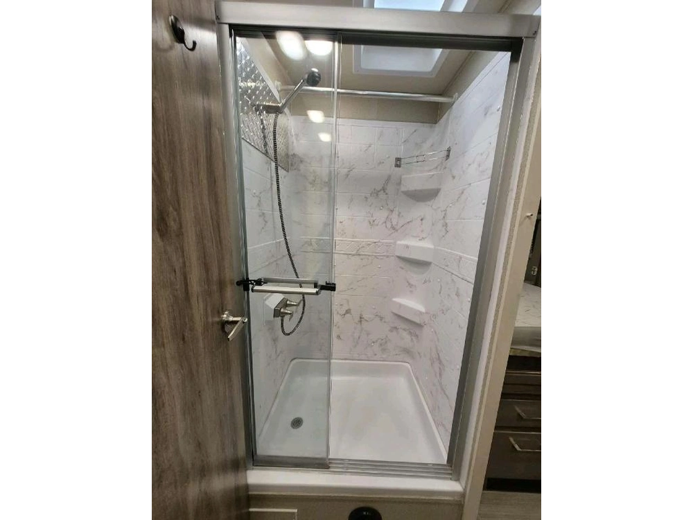 Entegra Coach Odyssey 29v 2020 alt