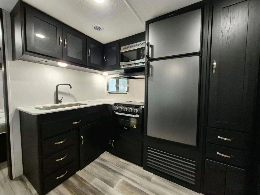 Coachmen Freedom Express 287bhds 2022 alt