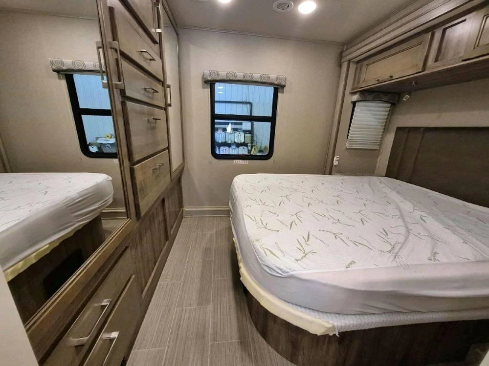 Entegra Coach Odyssey 29v 2020 alt