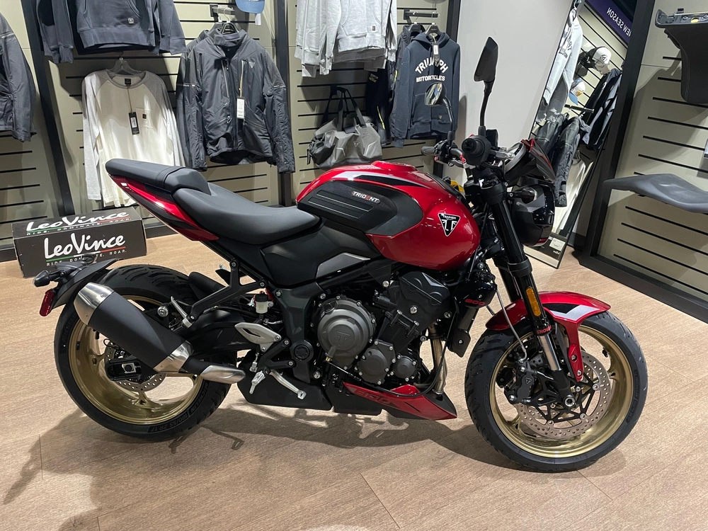 2026 Triumph Trident 800 - Carnival Red alt